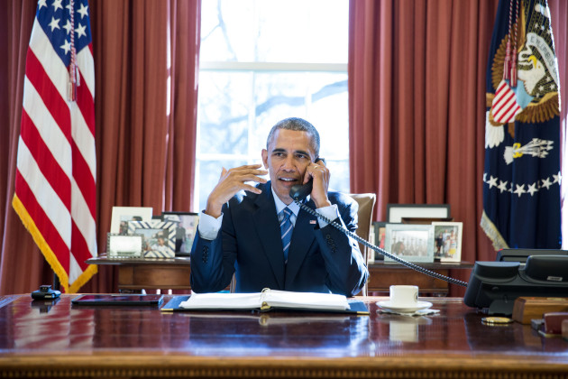 President Obama pratar med en person som också har ett tufft jobb, astronauten Scott Kelly.  (Foto: Official White House Photo by Pete Souza)