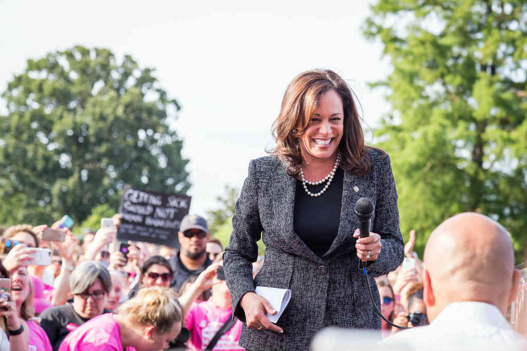 Kamala Harris ger sitt stöd till Biden